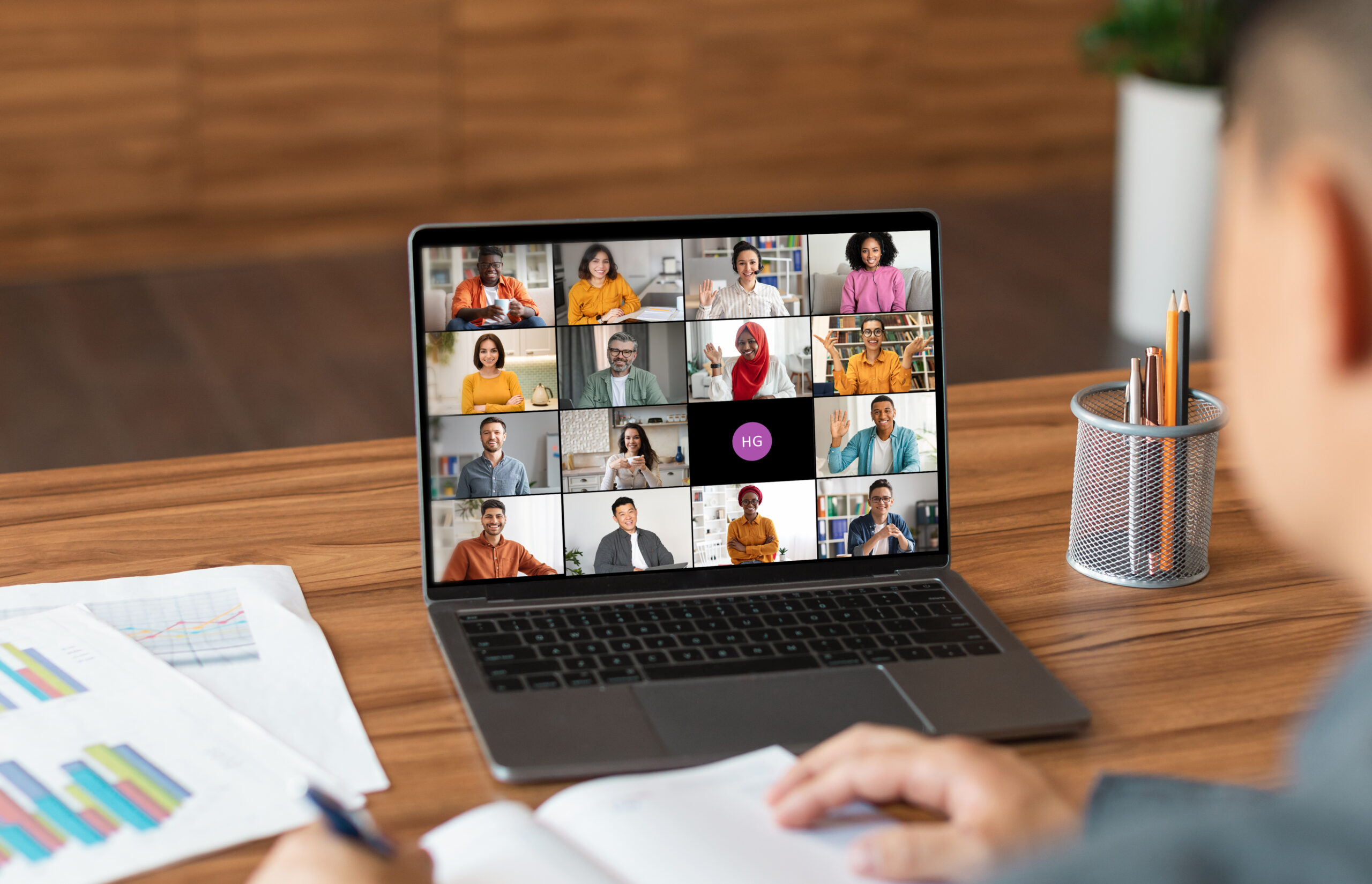 Etudiant regardant une conférence en ligne